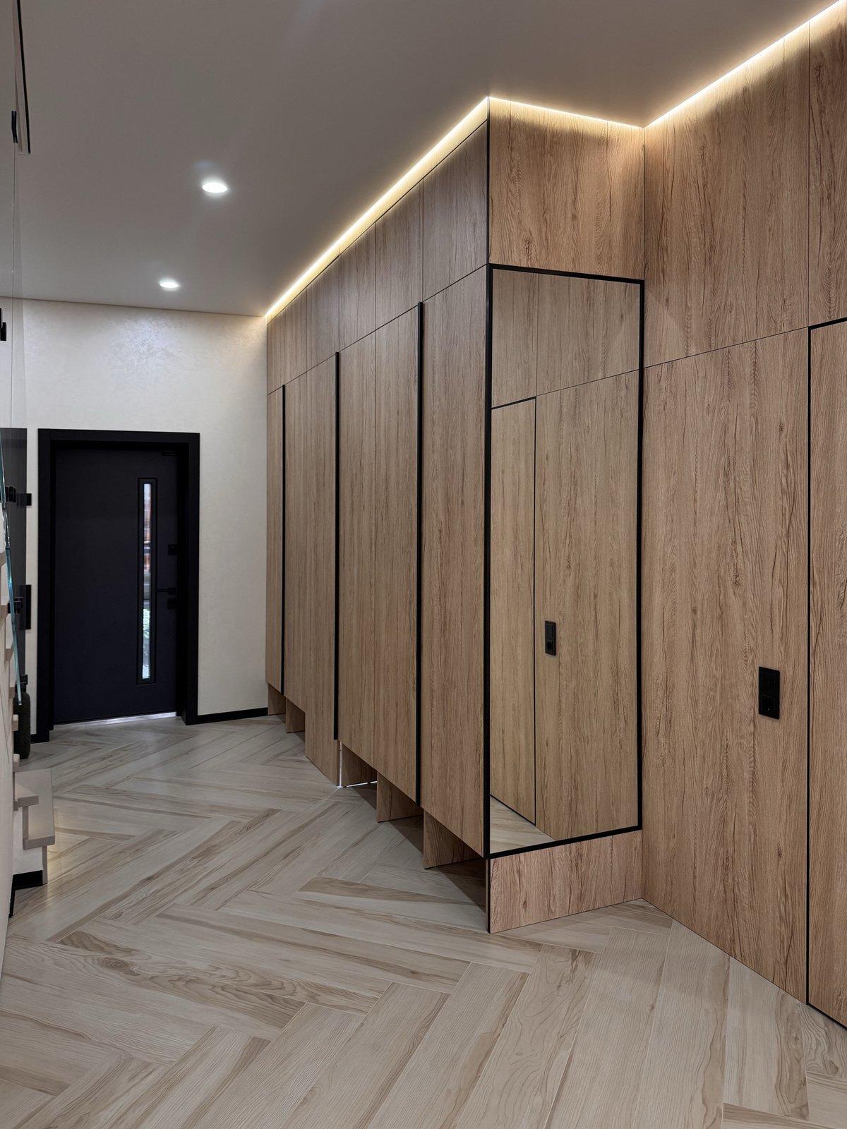 Oak-Panelled Entryway with Concealed Storage — 2