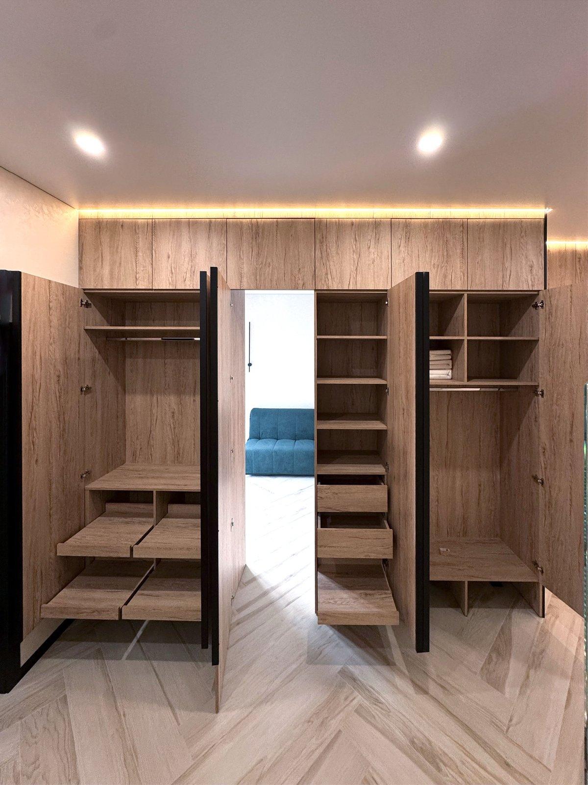Oak-Panelled Entryway with Concealed Storage — 4