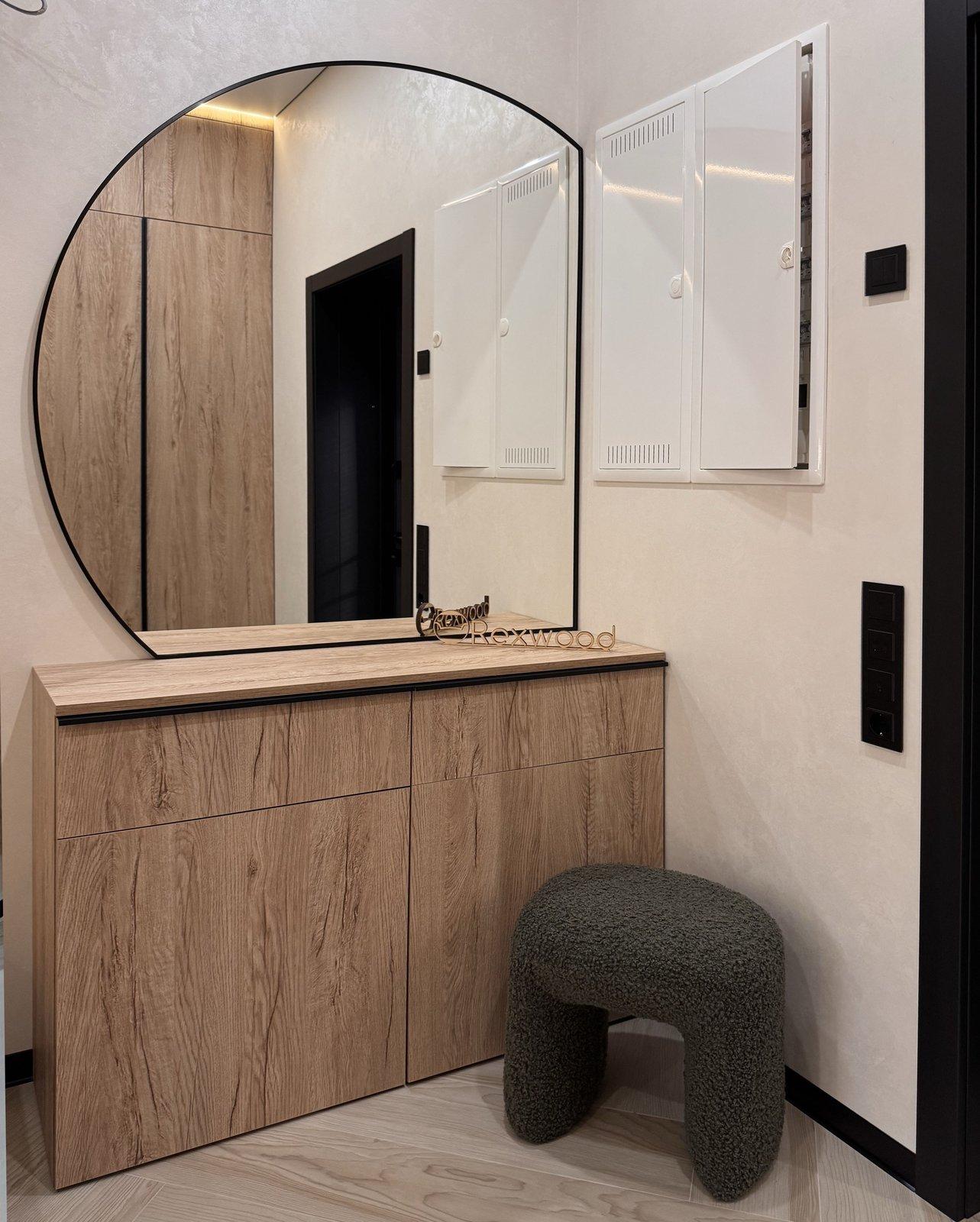 Oak-Panelled Entryway with Concealed Storage — 6