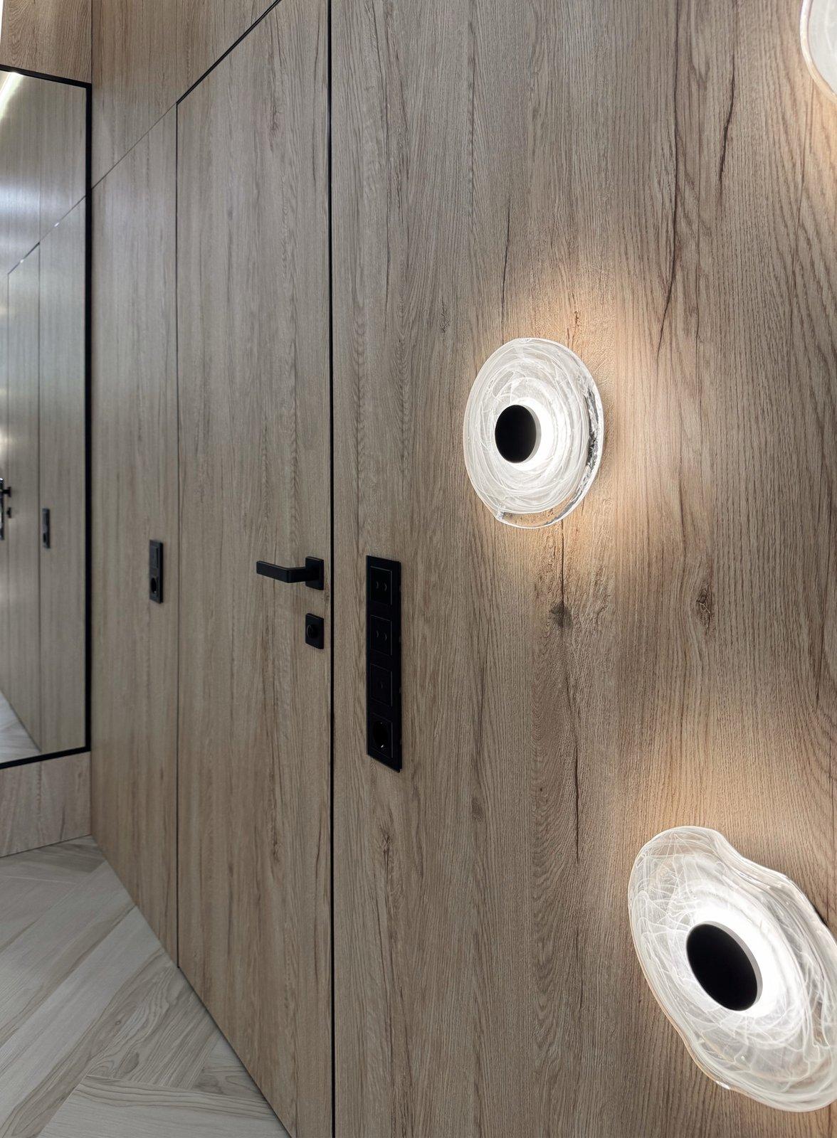 Oak-Panelled Entryway with Concealed Storage — 7