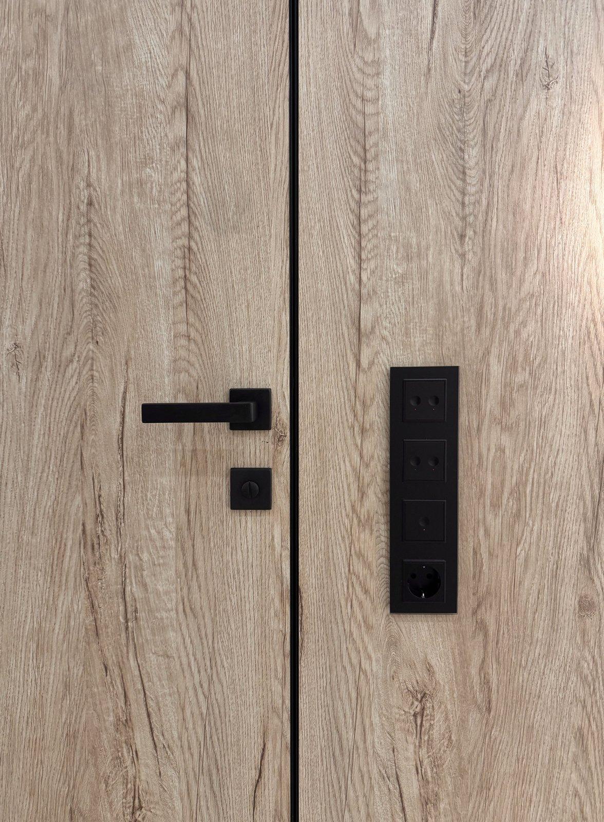 Oak-Panelled Entryway with Concealed Storage — 8