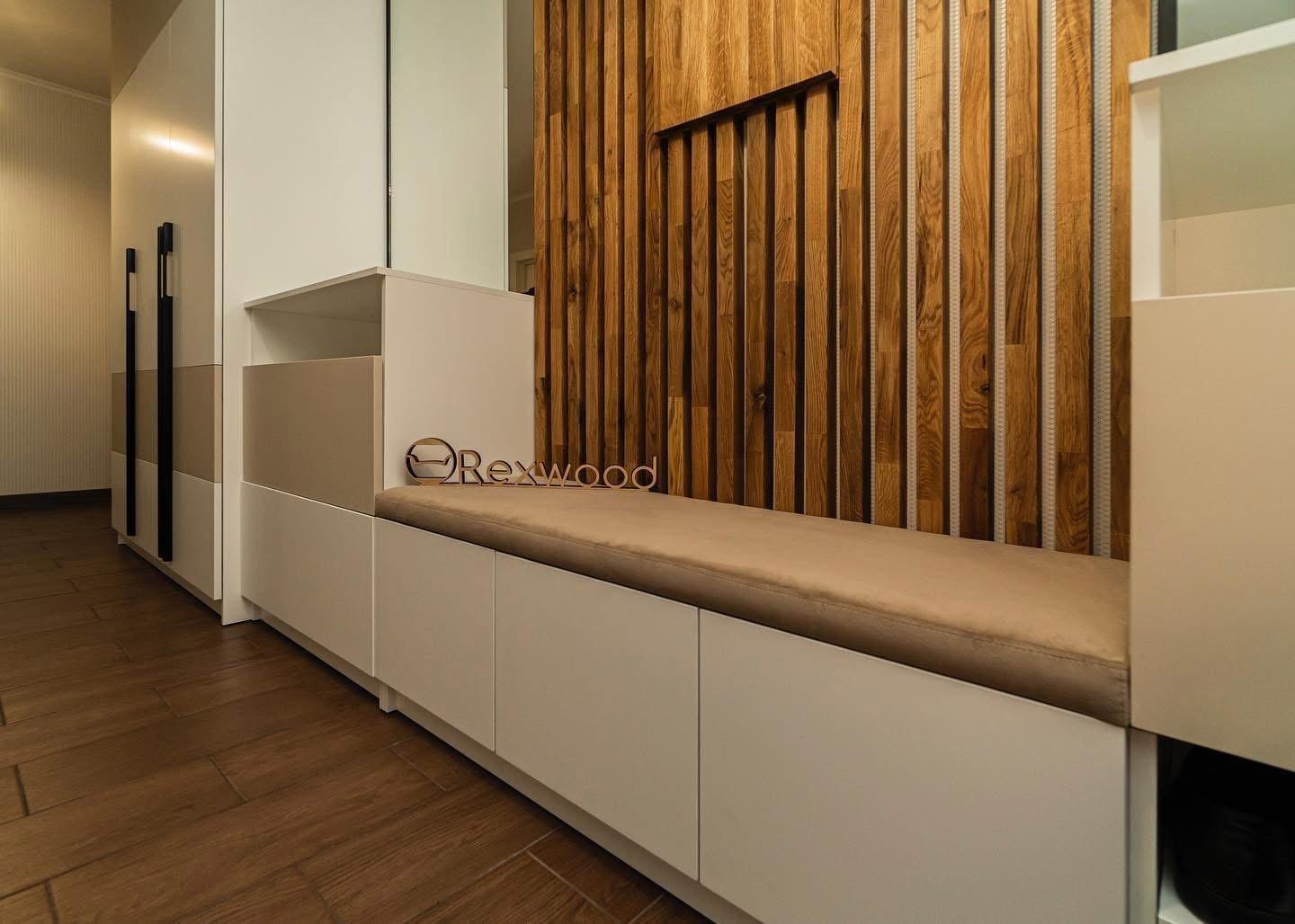 Eingangsbereich mit Eichenlamellen und gepolsterter Bank — 3
