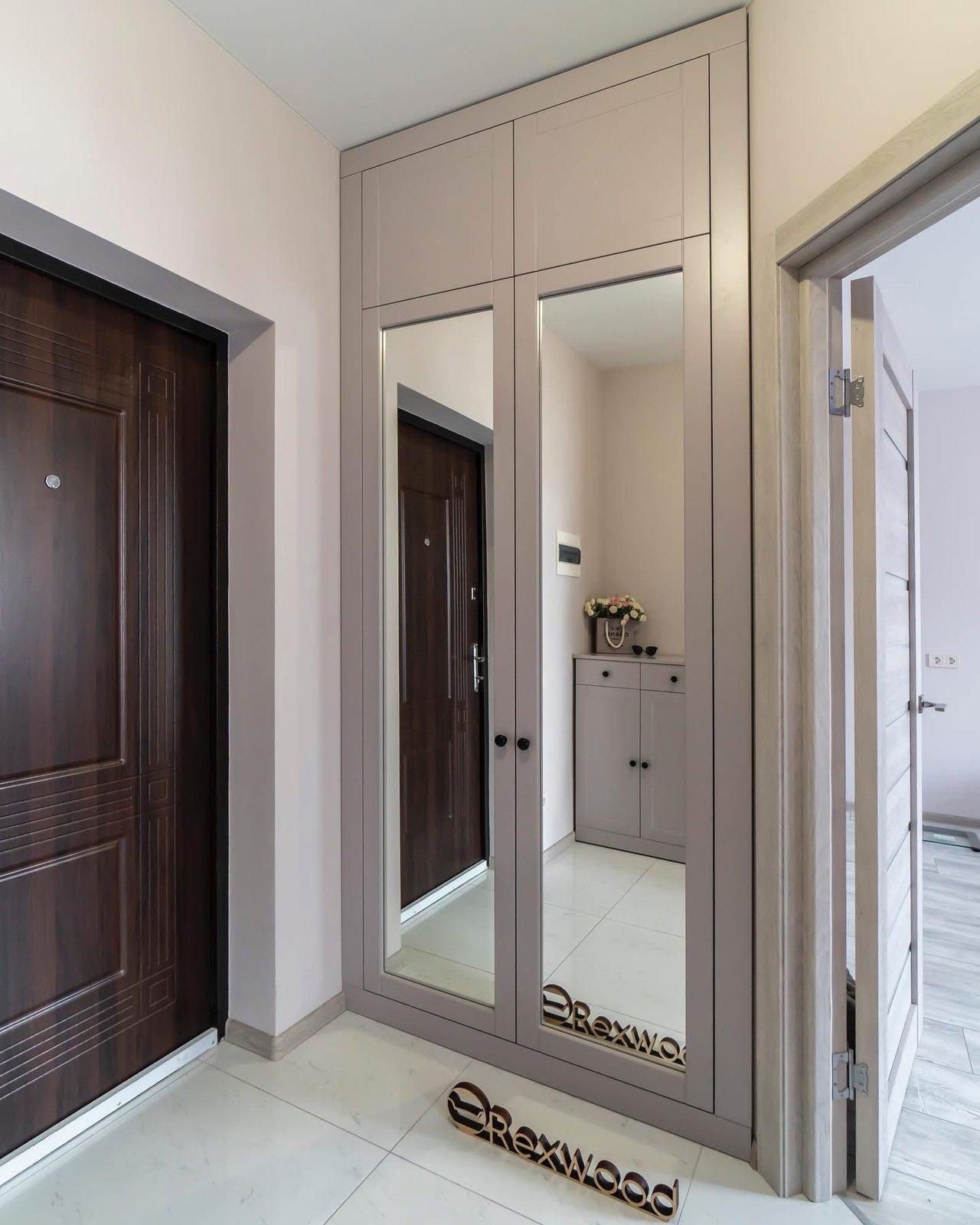 Taupe Shaker Entryway with Mirrored Wardrobe