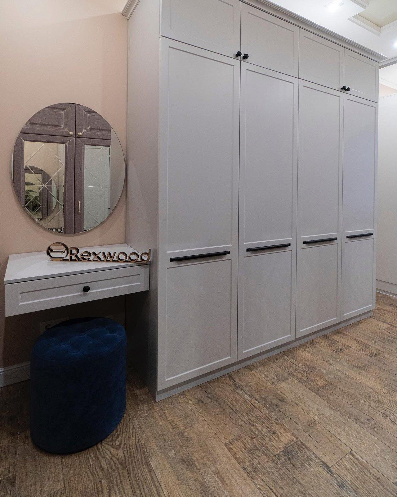Taupe shaker-entree met spiegelkast — 2