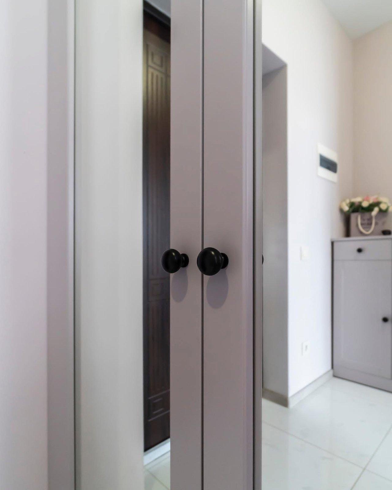 Taupe shaker-entree met spiegelkast — 3
