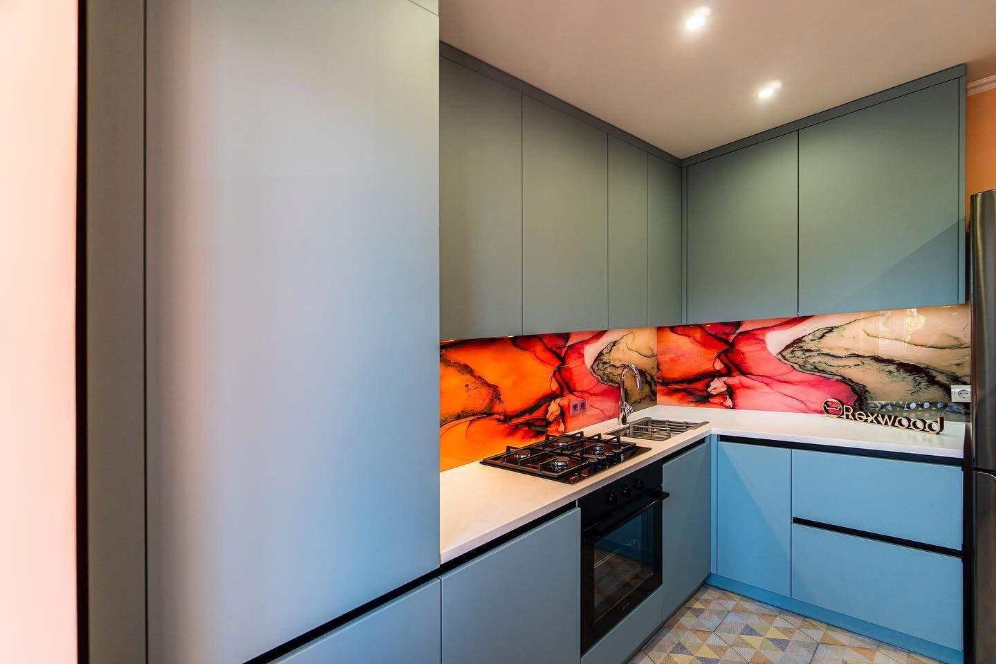 Teal Handleless L-Shaped Kitchen with Art Glass Splashback — 2