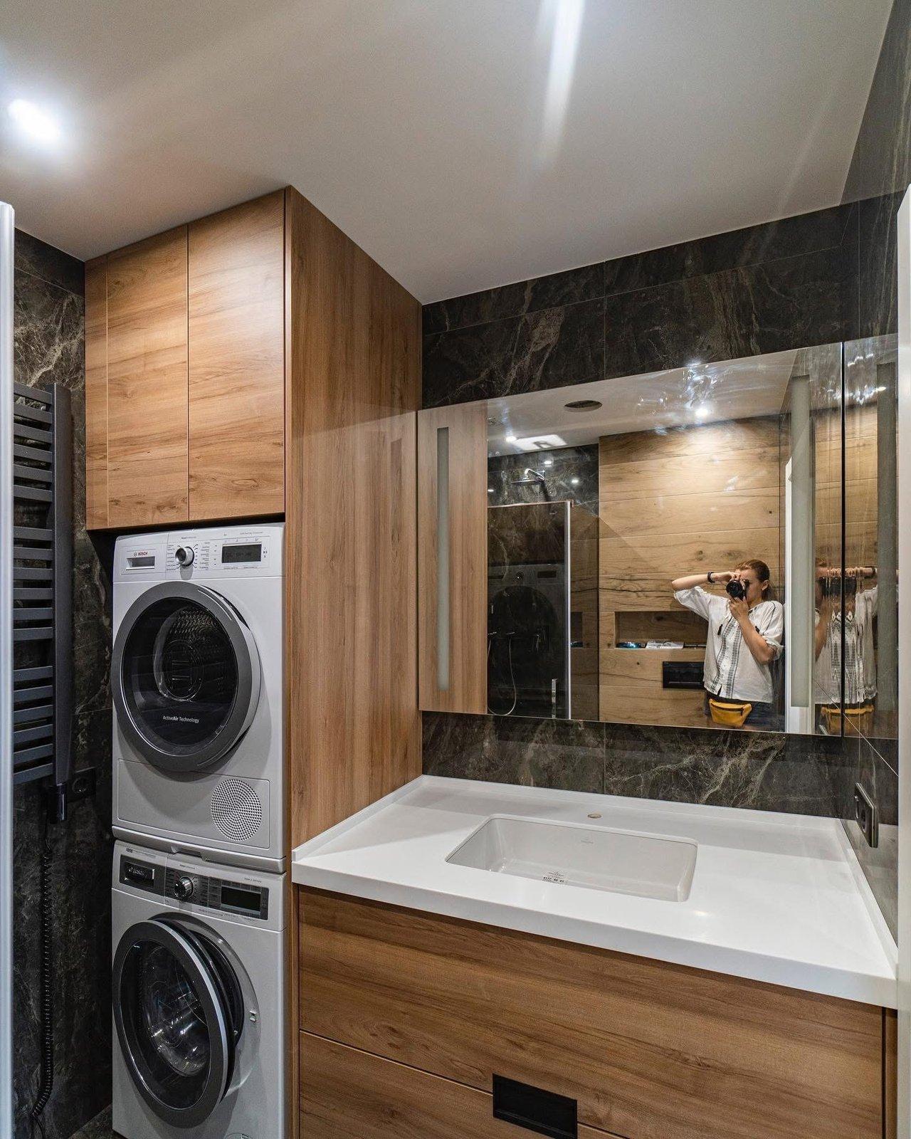 Badkamer in noten en donker marmer met waskolom — 2
