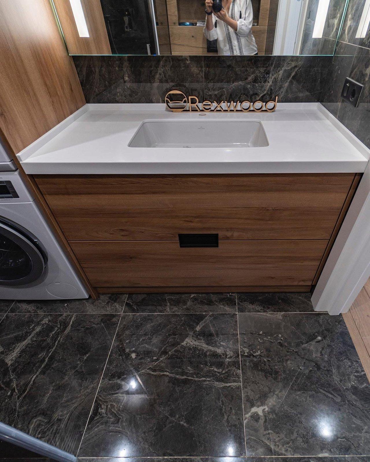 Badkamer in noten en donker marmer met waskolom — 3