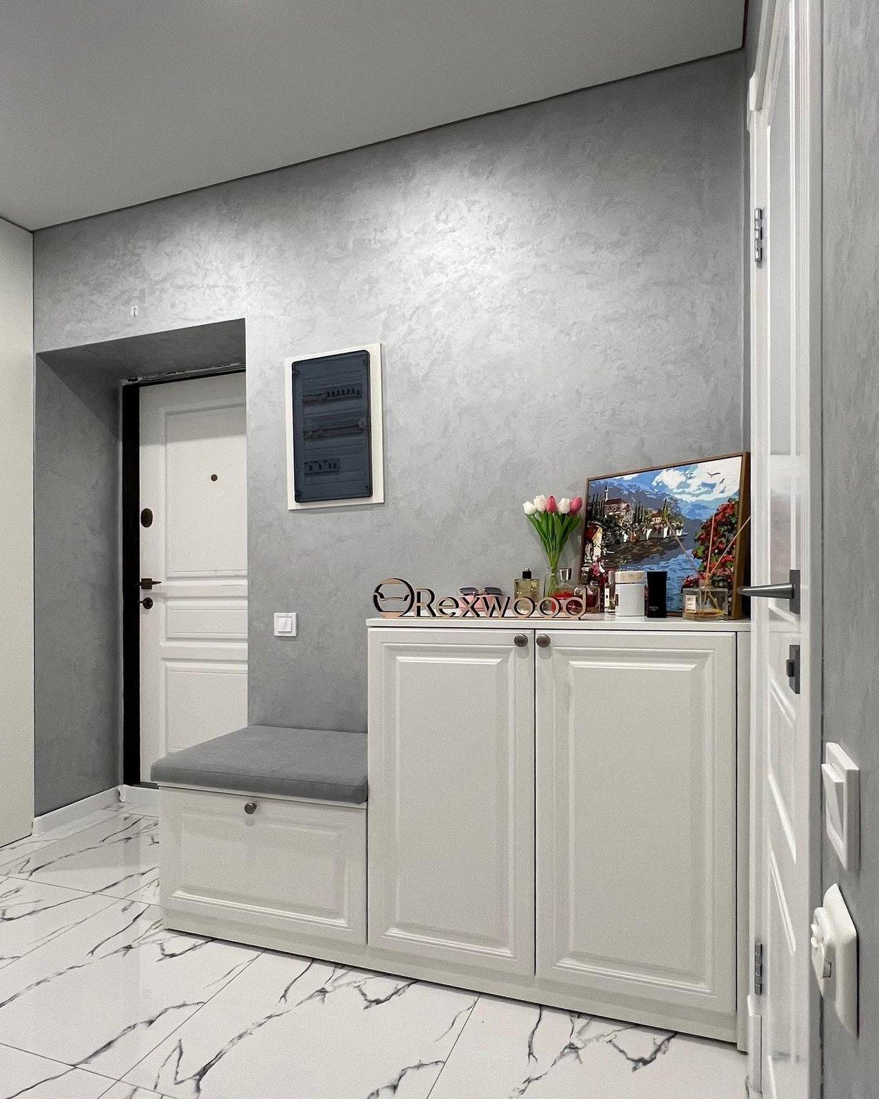 White Classic Entryway with Bench