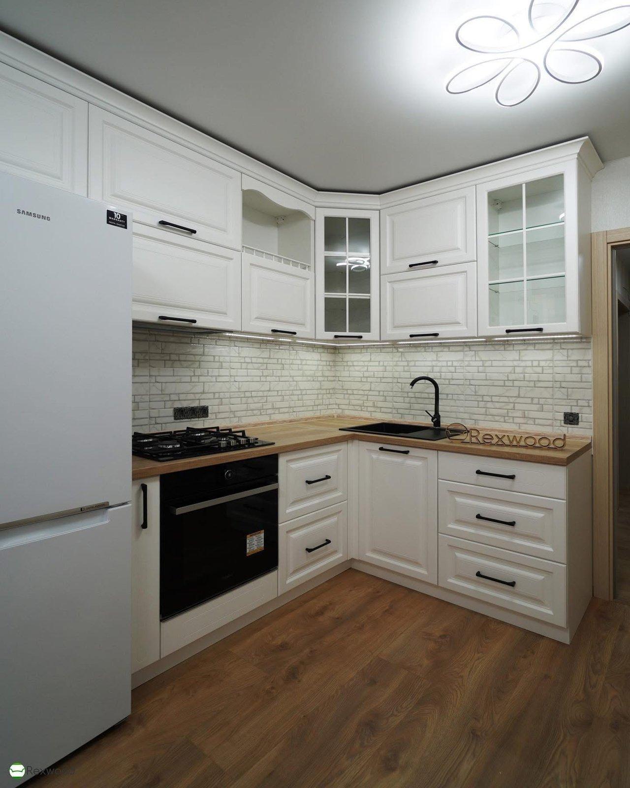 White Classic L-Shaped Kitchen with Oak Worktop and Glass Vitrines