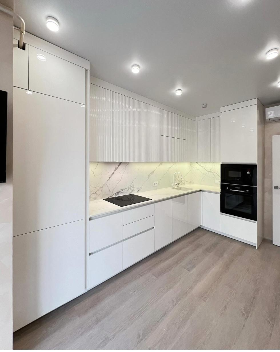 Witte geribbelde keuken — 2