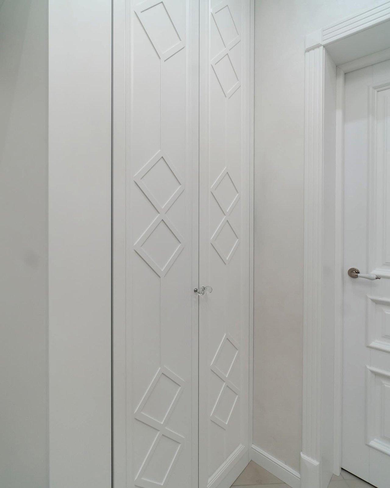 White Entryway with Diamond Panelling — 5