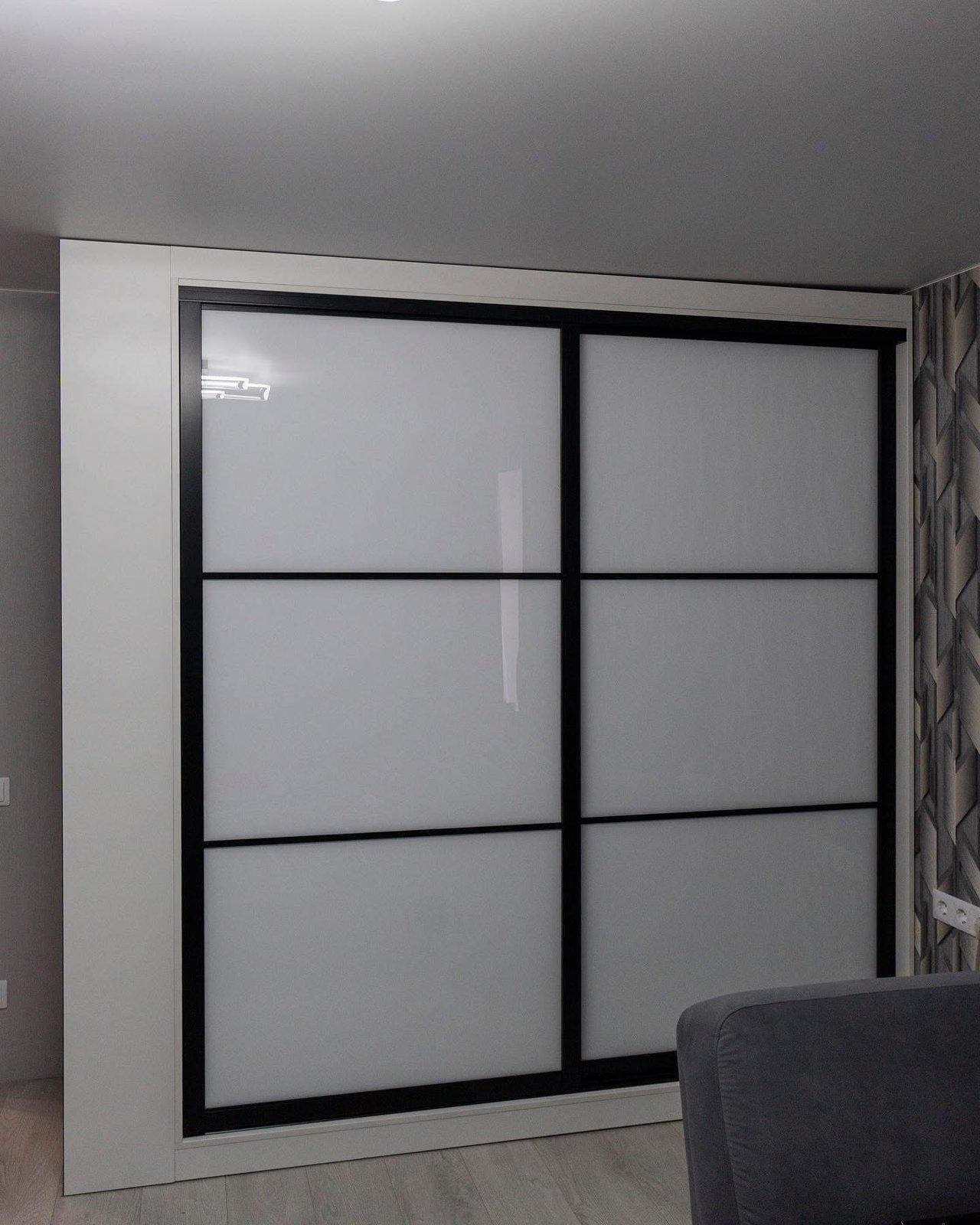 Schiebetürenschrank mit weißem Glas und offenem Bücherregal — 2