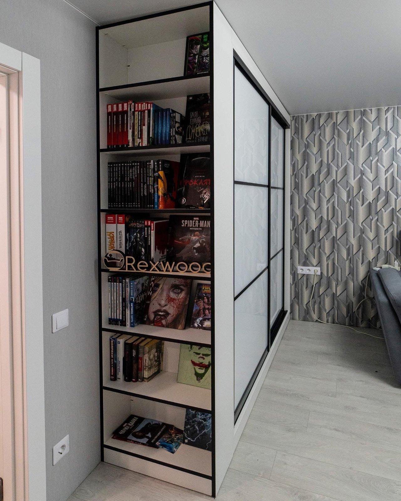 Schiebetürenschrank mit weißem Glas und offenem Bücherregal — 3