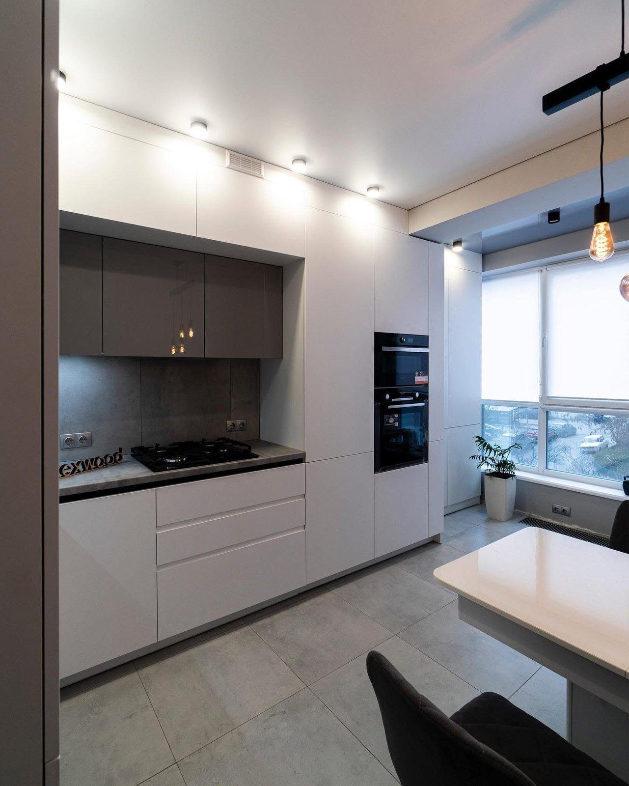 White Handleless L-Shaped Kitchen with Grey Gloss Wall Units — 2
