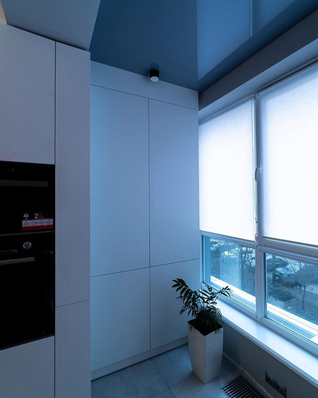 White Handleless L-Shaped Kitchen with Grey Gloss Wall Units — 5
