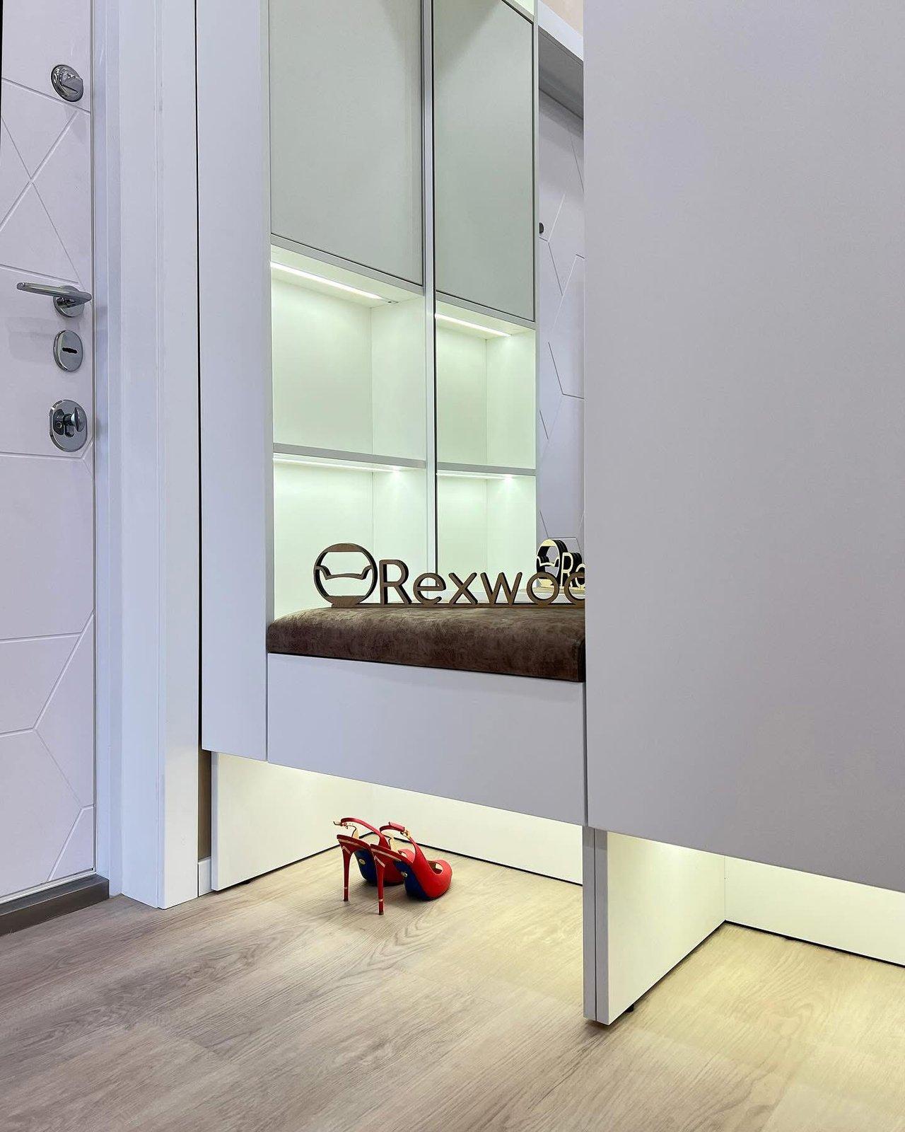 White Handleless Entryway — 2