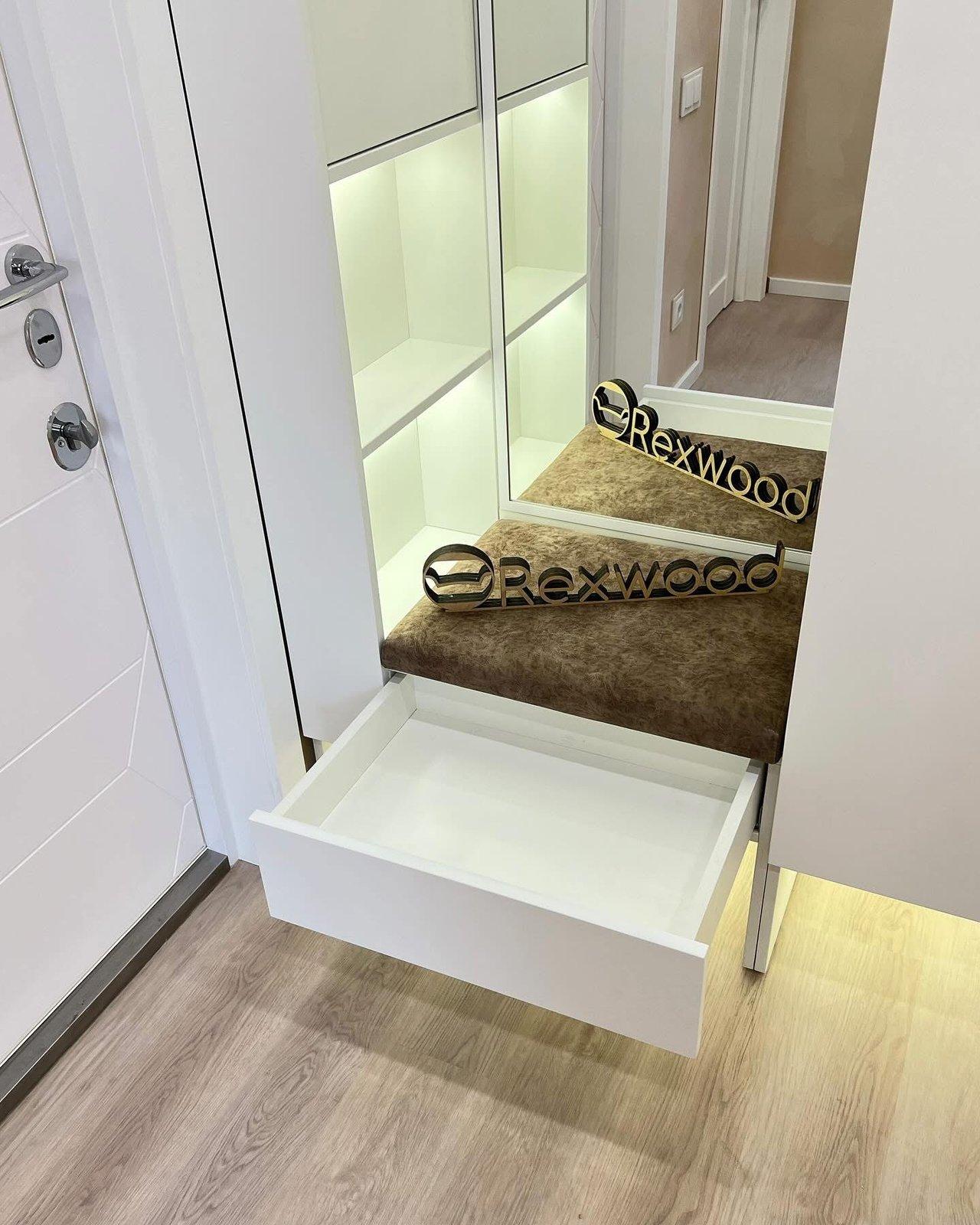 White Handleless Entryway — 3
