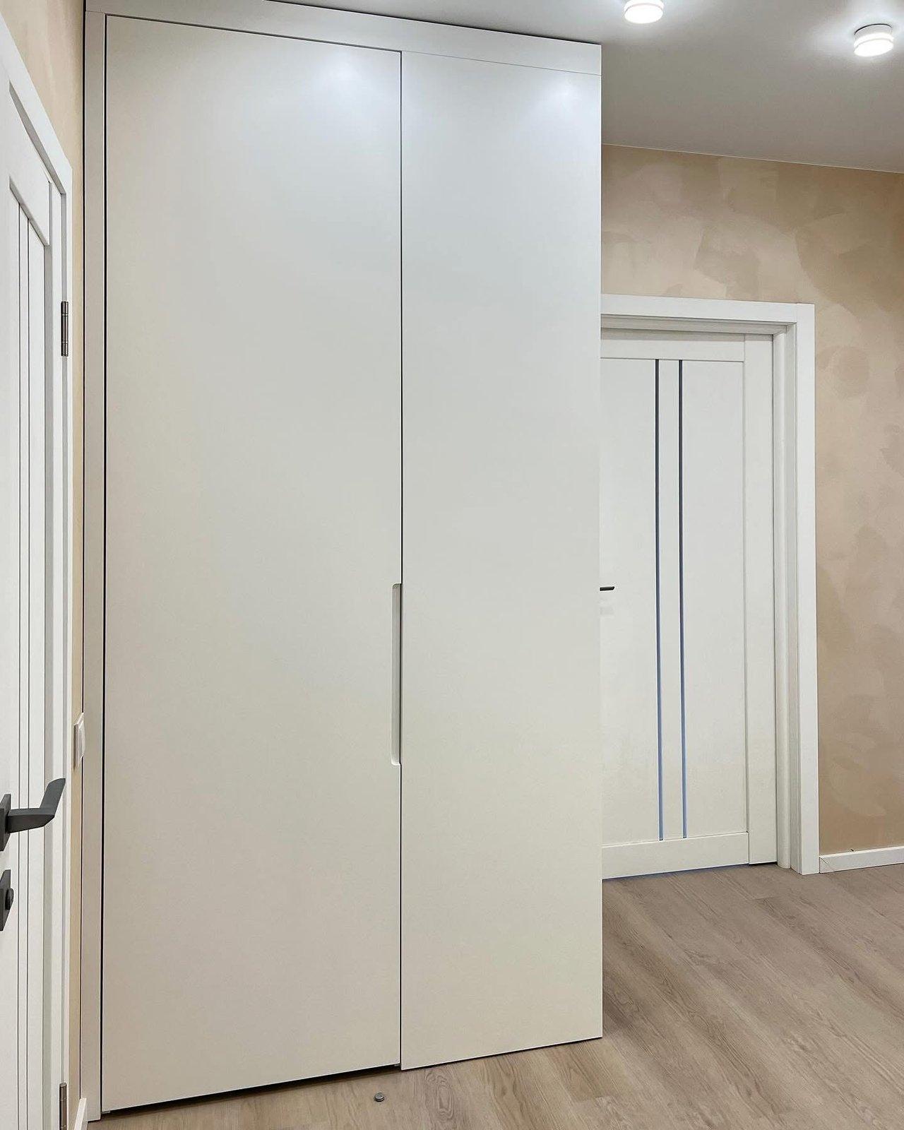 White Handleless Entryway — 4