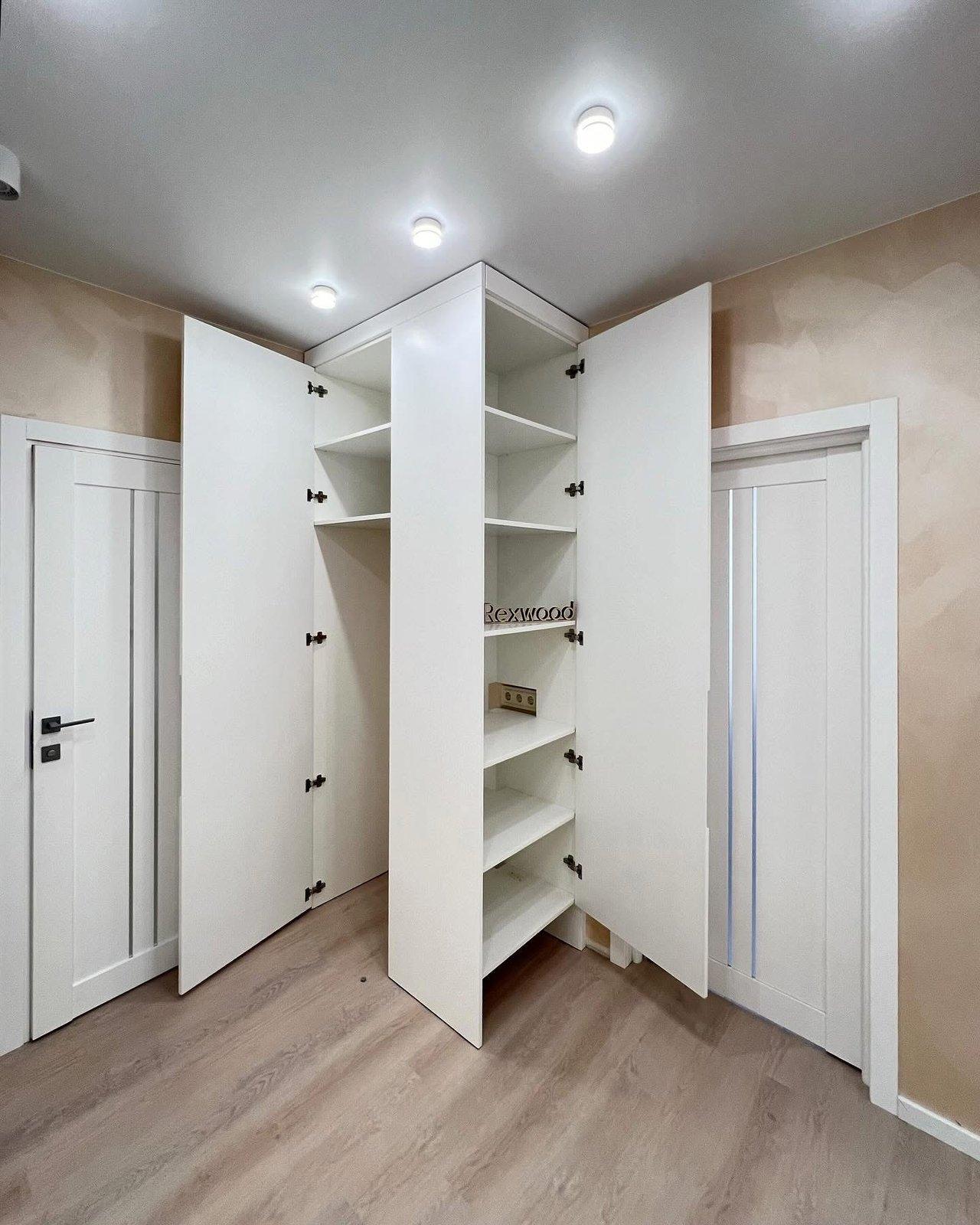 White Handleless Entryway — 5