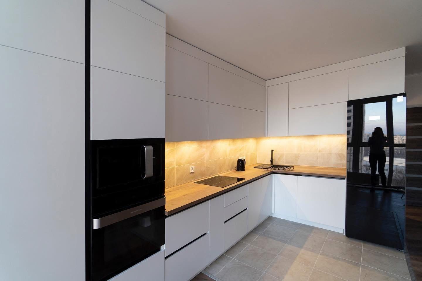 White Handleless Kitchen with Oak Worktop — 7