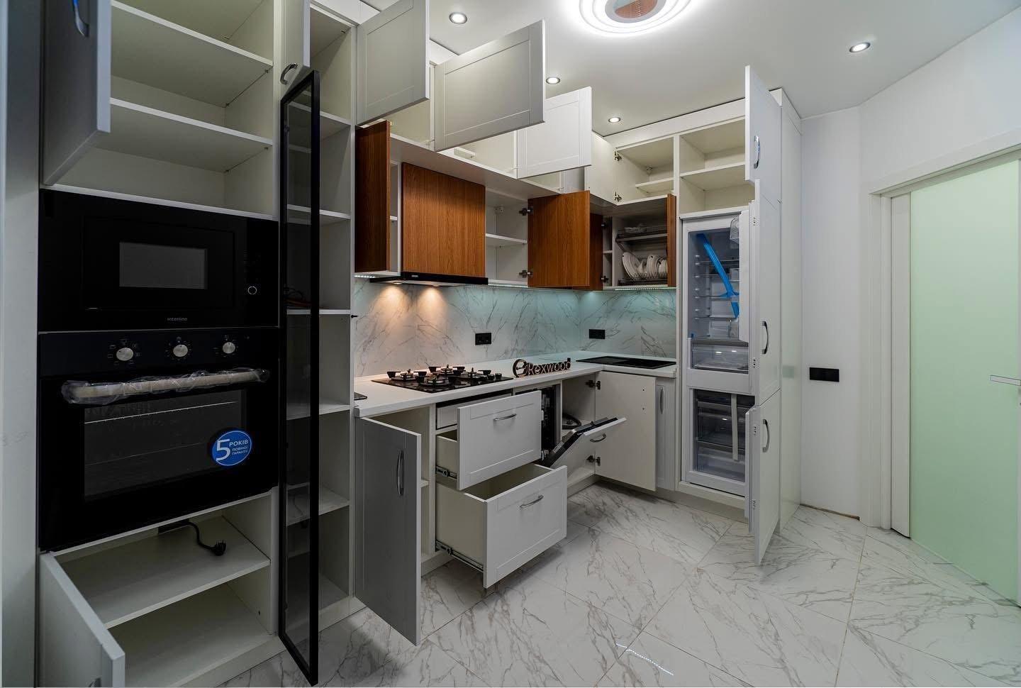 White Shaker & Oak L-Shaped Kitchen with Black-Framed Glass Column — 6
